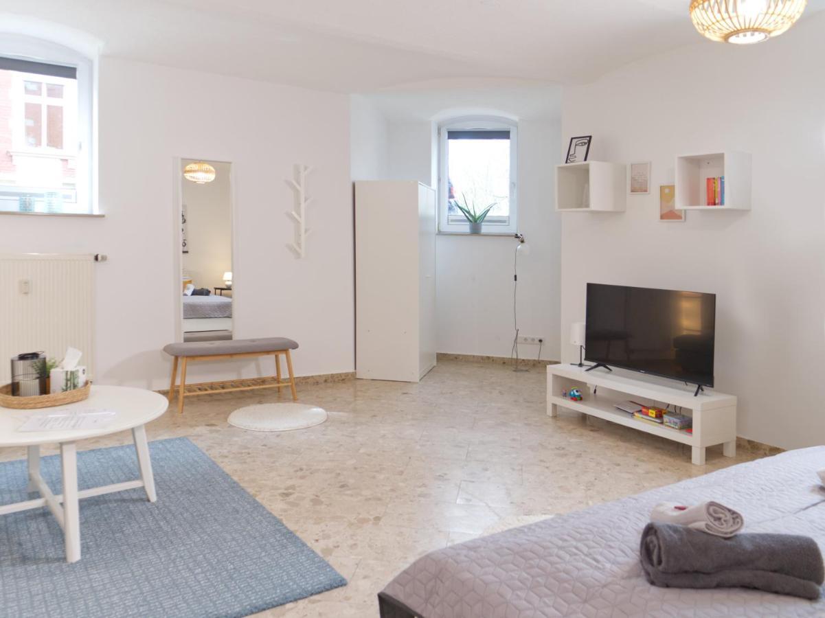 Bohnapartments Elisa - Wohlfuehlapartment Mit 2 Gratis Parkplaetzen Und 3 Schlafzimmern - Wlan - Vollausstattung Erfurt Eksteriør bilde