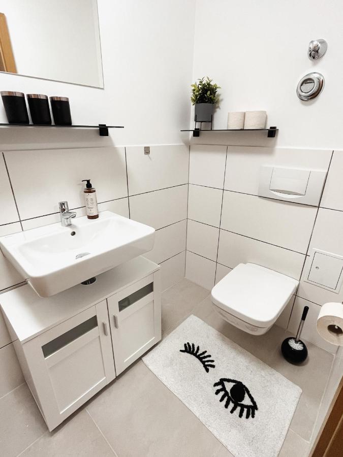 Bohnapartments Elisa - Wohlfuehlapartment Mit 2 Gratis Parkplaetzen Und 3 Schlafzimmern - Wlan - Vollausstattung Erfurt Eksteriør bilde