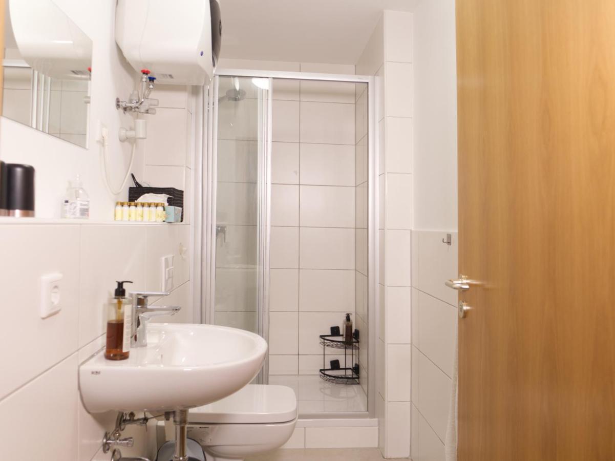 Bohnapartments Elisa - Wohlfuehlapartment Mit 2 Gratis Parkplaetzen Und 3 Schlafzimmern - Wlan - Vollausstattung Erfurt Eksteriør bilde